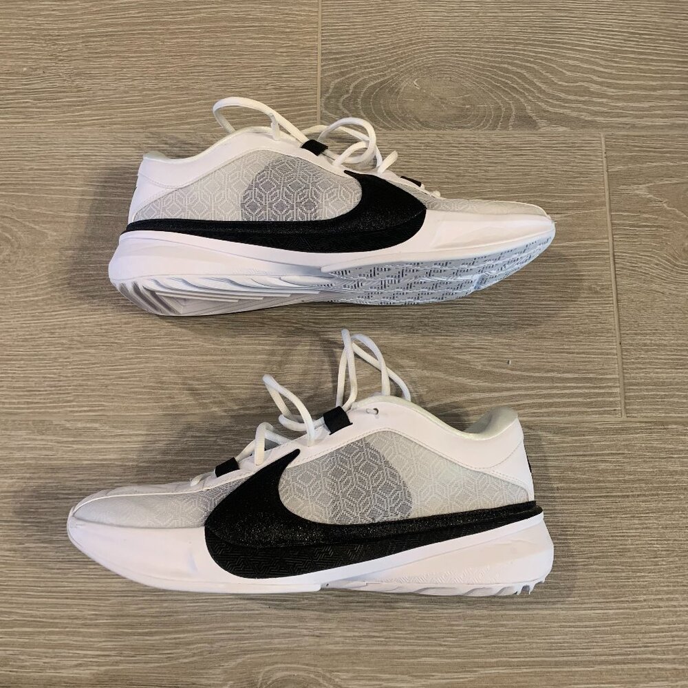 Freak 5 'White Black'